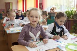 les enfants enfants d'âge préscolaire dessiner dans le salle de cours .. photo