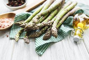 bouquet de tiges d'asperges crues avec différentes épices photo