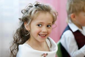 portrait de une marrant enfant d'âge préscolaire avec une sourire. photo