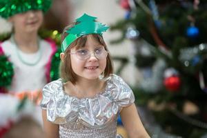 marrant enfant avec une Noël arbre. photo