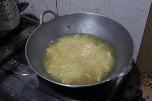 le la poêle est friture le patates sur le le fourneau photo