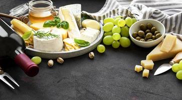 fromage, raisins, vin et collations photo