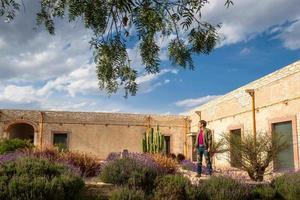 homme visite le vieux rustique modèle école avec cactus dans minéral de pozos guanajuato Mexique photo