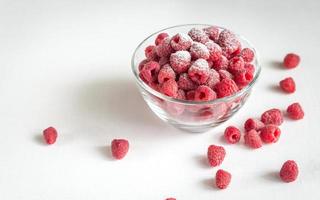 Frais framboises dans le verre bol photo