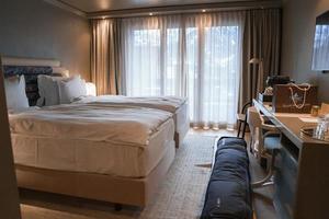 intérieur de élégant chambre avec deux lit à luxe Hôtel photo