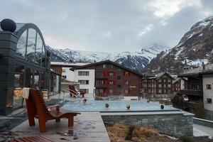 nager bassin avec luxueux hôtels contre montagnes et ciel photo