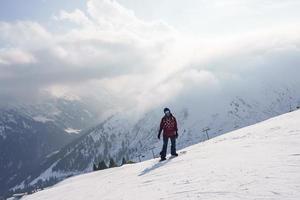 touristique sur de pointe de neige couvert Montagne pendant vacances photo