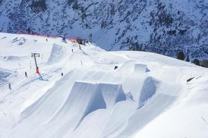 touristes ski sur neige couvert Montagne pendant vacances photo