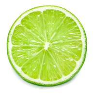 Seule tranche de citron vert isolé sur fond blanc photo