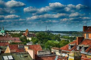 une vue de au dessus de le Varsovie vieux ville et le alentours bâtiments sur une été journée photo