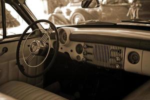 vieux ancien métal détails voiture dans le musée fermer photo