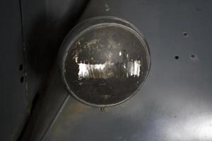 vieux ancien métal détails voiture dans le musée fermer photo