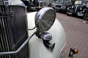 vieux ancien métal détails voiture dans le musée fermer photo