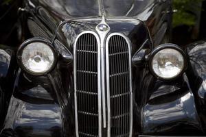 vieux ancien métal détails voiture dans le musée fermer photo