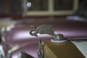 vieux ancien métal détails voiture dans le musée fermer photo