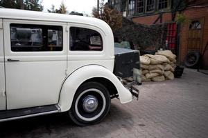 vieux ancien métal détails voiture dans le musée fermer photo