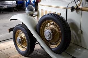 vieux ancien métal détails voiture dans le musée fermer photo