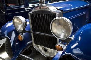 vieux ancien métal détails voiture dans le musée fermer photo