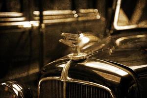 vieux ancien métal détails voiture dans le musée fermer photo