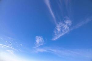 bleu ciel Contexte avec blanc des nuages sur une chaud été journée photo
