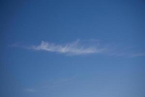 ciel bleu et nuages blancs photo