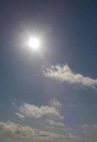 ciel bleu et nuages blancs photo