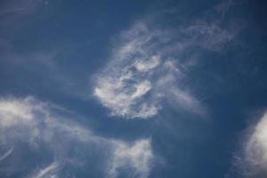 ciel bleu et nuages blancs photo