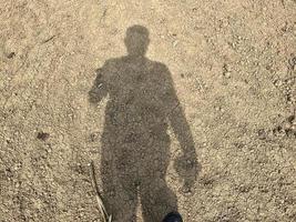 ombre de une homme permanent sur le sol avec ombre de une homme photo