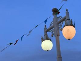lanternes et drapeaux à nuit dans une rue de le ville photo