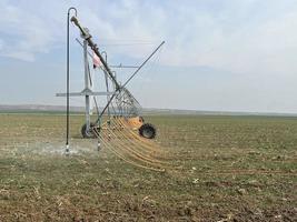 irrigation système arrosage le champ avec une haute pression l'eau jet photo