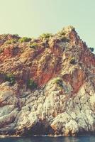 méditerranéen paysage et rochers dans le turc ville de Alanya sur une chaud été après midi photo