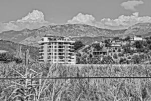 Célibataire solitaire blanc Maisons par le turc hauts dans le montagnes photo