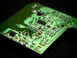 Circuit imprimé vert sur fond noir photo