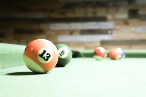 boules de billard sur une table verte. photo