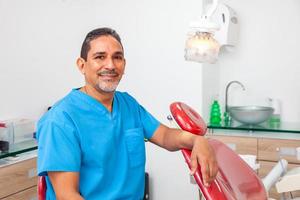 portrait de une Masculin milieu -vieilli dentiste à le sien Bureau photo