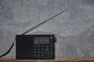 récepteur radio numérique avec fond de béton gris antenne allongée. photo