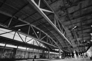 anciennes structures métalliques voûtées hangar aérien abandonné. photo