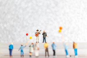 miniature chanteur et musicien en jouant une guitare sur organiser, monde la musique journée concept photo