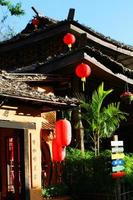 magnifique rouge papier chinois lanternes décoration sur toit de Lee du vin rouk thaïlandais recours situé sur le montagne, Thaïlande photo