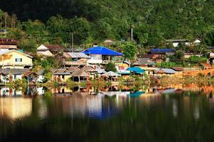 magnifique paysage village sur Montagne et bleu ciel réflexion dans Lac et rivière à meahongson province, Thaïlande photo