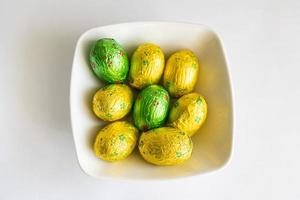 peu Chocolat des œufs dans une blanc tissu sur une lumière Contexte photo