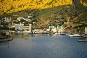 Bâtiments et bateaux dans les marinas de la baie de Balaklava à Balaklava, Crimée photo