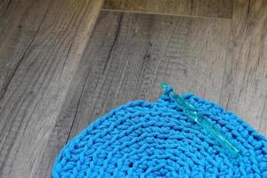 bleu crochet tricot Manuel tampon sur le table main tricot, photo