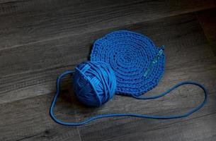 bleu crochet tricot Manuel tampon sur le table main tricot, photo