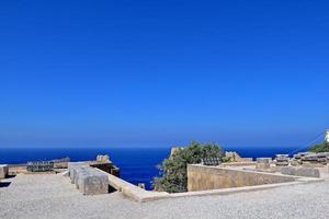 vieux antique pierre ruines sur une chaud été journée sur le grec île de Rhodes dans Lindos photo