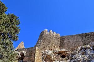 vieux antique pierre ruines sur une chaud été journée sur le grec île de Rhodes dans Lindos photo