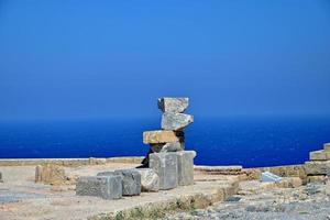 vieux antique pierre ruines sur une chaud été journée sur le grec île de Rhodes dans Lindos photo