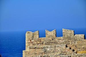 vieux antique pierre ruines sur une chaud été journée sur le grec île de Rhodes dans Lindos photo