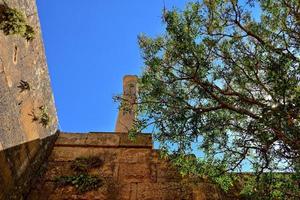 vieux antique pierre ruines sur une chaud été journée sur le grec île de Rhodes dans Lindos photo