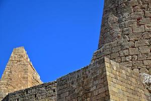 vieux antique pierre ruines sur une chaud été journée sur le grec île de Rhodes dans Lindos photo